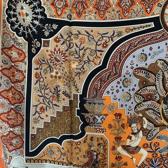 Authentic rare Hermes Aux Portes du Palais silk scarf - Picture 5 of 11